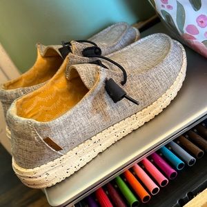 Size 6 WOMENS HEY DUDES
